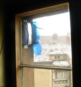 Linksys za oknem Přidělaný Linksys za oknem habaďůra je tvořena hliníkovým pásem, stříška Magnézií.
